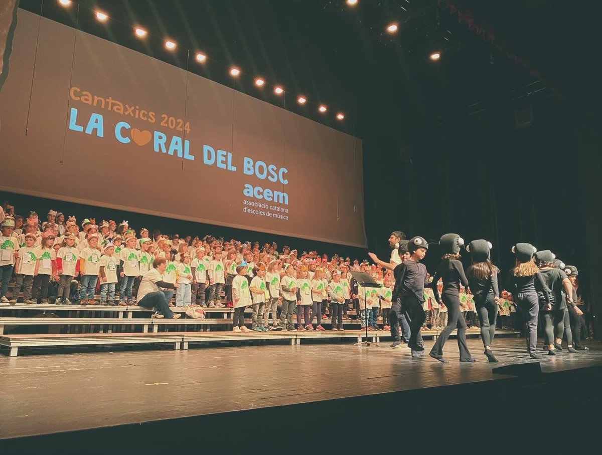 Aquest diumenge vam tenir el Cantaxics! Una cantada organitzada per l' @acem_cat  Corones d'animalons, un bosc molt bonic i un públic ple d'ocells de tots colors van omplir el Teatre Kursaal de Manresa. Gràcies a tots per venir🤩 🌳🦜🎶