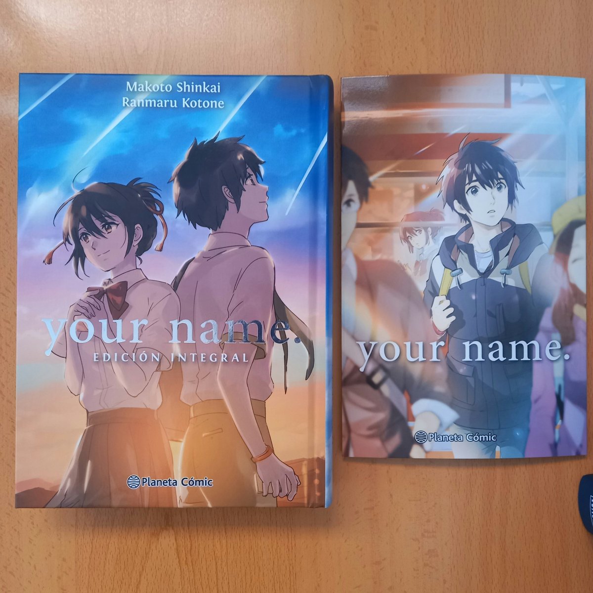 No tenía el manga de Your Name (preciosa película, ya un clásico...), así que la nueva edición integral que ha sacado Planeta era la excusa perfecta. Y viene con una postal en formato tríptico de regalo muy bonita @PlanetadComic #YourName #KimiNoNaWa