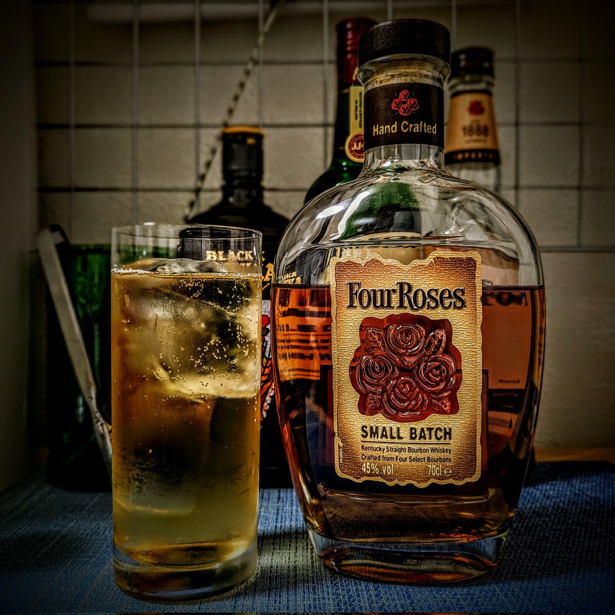 フォアローゼズ スモールバッチ、ハイボールで頂きます。
フォアローゼスじゃないの？
ガンズ・アンド・ローゼスじゃないの？
#FourRoses #SmallBatch #BourbonWhiskey #AmericanWhiskey #Whiskey #WhiskeySoda