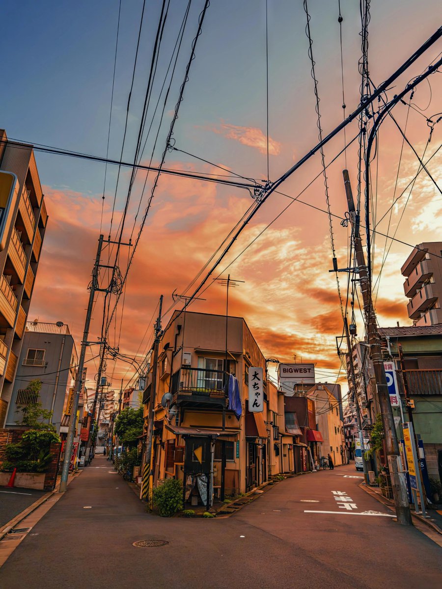 sj075nC33911b51's tweet image. 幸福と順調に過ごし、家族が安全であること。灯りが暖かく家を照らしていること。