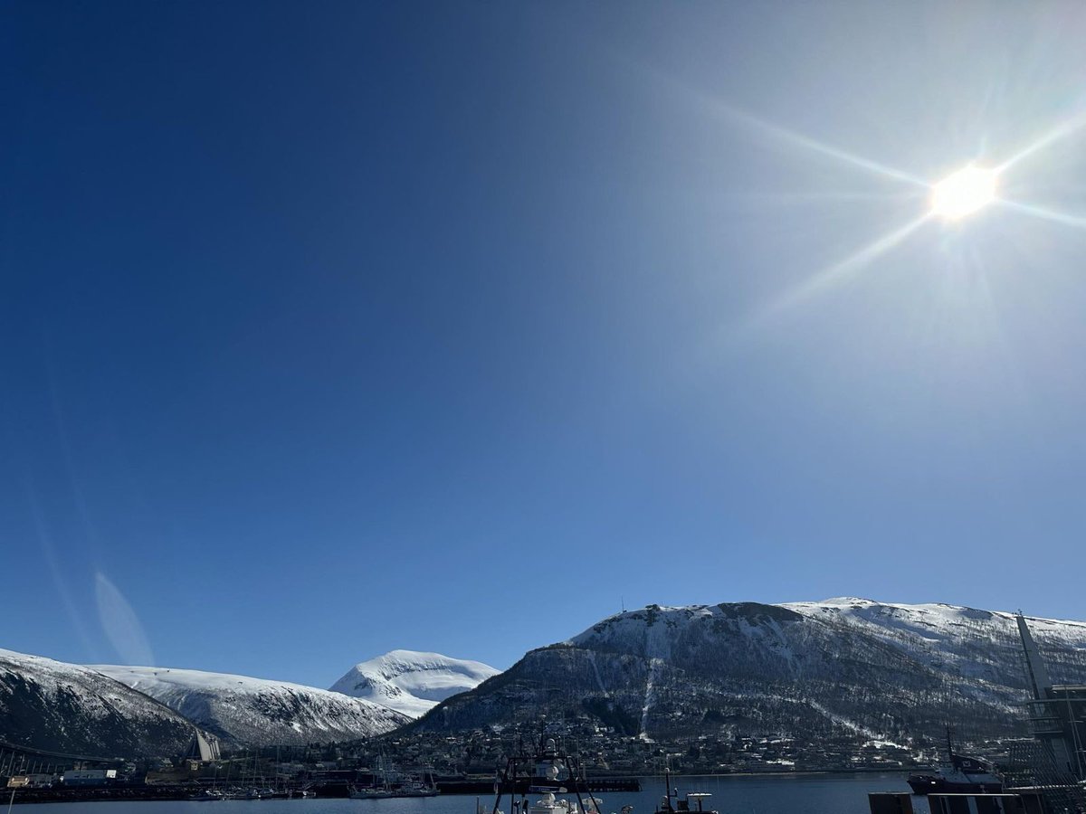 Og DER har Tromsø slått rekord for antall soltimer☀️ Den forrige rekorden er fra 2016, med 271,4 soltimer i april. Årets endelige tall må vi vente litt på, da det fremdeles er mange timer igjen av dagen 😎 📷 Lars Kaupang