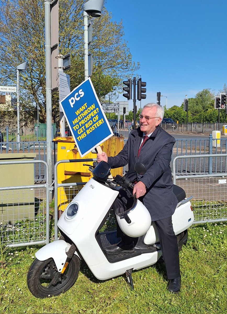 A beautiful day to say no to unfair changes to terms and conditions at Heathrow Border Force. #PCSOnStrike @pcs_union @FranHeathcote @cavanagh4