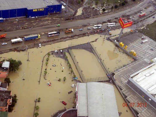 ehaberplus's tweet photo. 12 kişinin ölümüne yol açan fıkralık köprü yenileniyor

Samsun'da 2012 yılında yaşanan sel felaketinde 12 kişinin ölümüne yol açan Mert Irmağı üzerindeki ‘Karadeniz fıkralarına’ konu olacak yaya köprüsü, Mert Irmağı Islah Projesi kapsamında yenileniyor. https://t.co/V4mADOtSjP