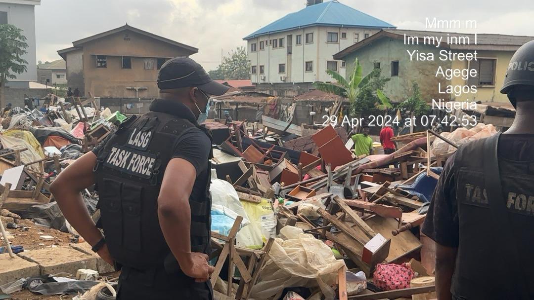 Lagos Taskforce demolishes shanties near Fashola train station in Agege. #ZeroToleranceLagos #CleanerLagos.