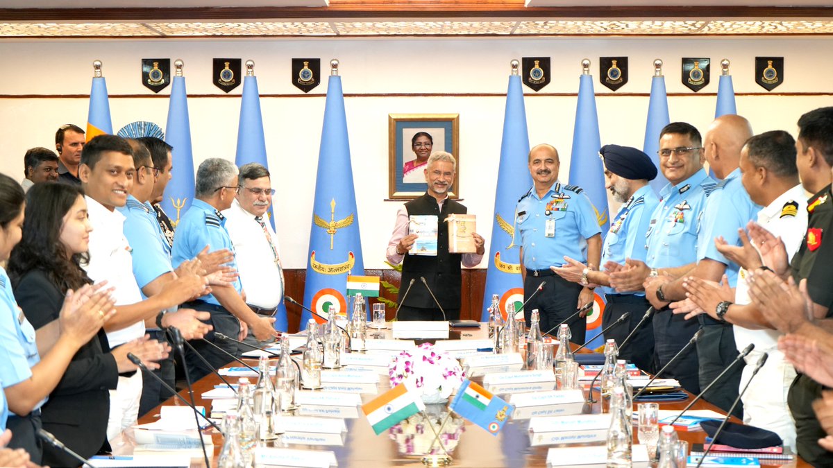 The Honourable Minister of External Affairs, @DrSJaishankar, interacted with the participants of IAF's No. 3 Warfare and Aerospace Strategy Programme (WASP) on 30 Apr 24. The programme aims at exposing the participants to key elements of comprehensive national power, developing…