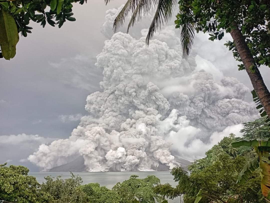 INDONESIA 🇮🇩 Impactante fotos del tercer pulso eruptivo desde el 17 de abril en el volcán Ruang, ocurrido durante el día de ayer a las 20:40 (hora chilena). Se mantiene en alerta nivel IV 🔴 📷 Fotografías extraídas desde Facebook. 📷 Foto 1: Welman Boba.