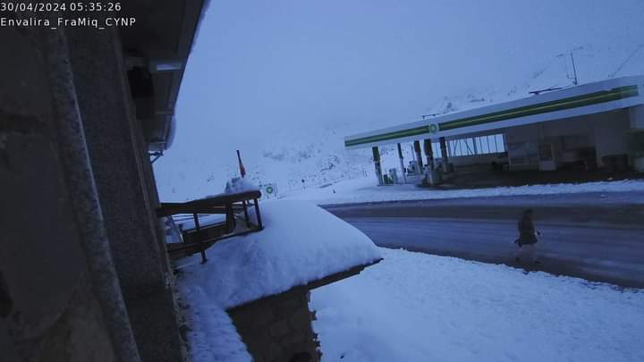 30 de Abril de 2024 Martes,tras las nevadas de ayer Lunes 29 se despiertan nevados Bordes d´Envalira y el Port d´Envalira en Andorra.