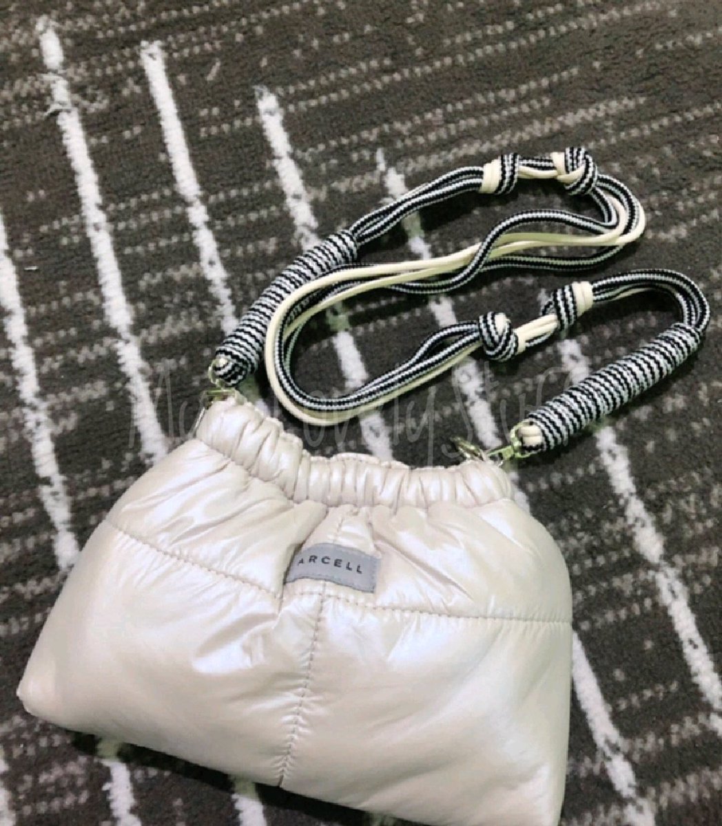 MasyaAllah so cute lucu banget puffy mini slingbag ini beneran puas sesuai ekspektasi gemoy banget buat dipake kalau cuman mau bawa sedikit barang2 yg penting aja mana dapat harga murcee pula 😭🥰
shope.ee/1fvasPoxUU
shope.ee/1fvasPoxUU