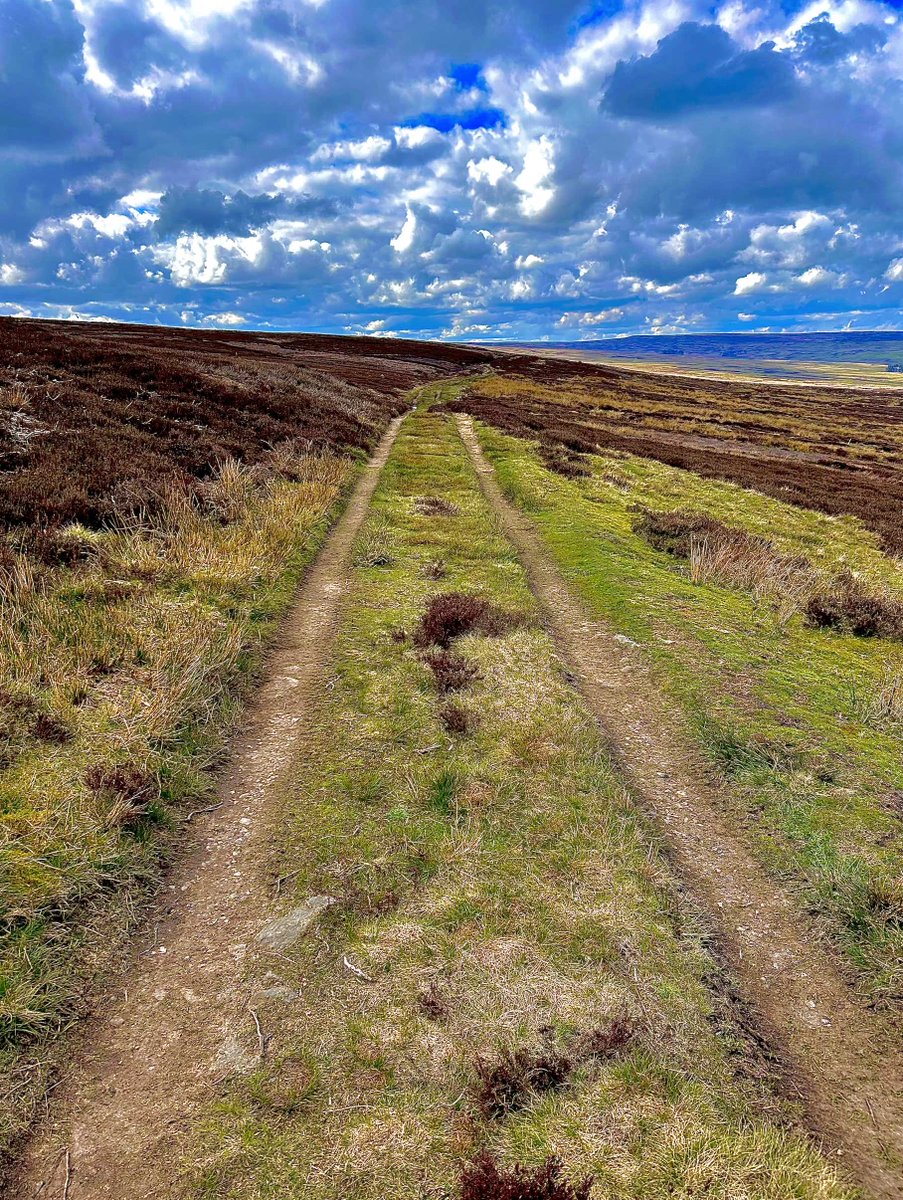 Lovely to see this glacial valley....quite obvious from above, but so is the 'Carriers Way'....but it was difficult to find on Saturday.....🫤 Yes...this is a few minutes of grant✍️avoidance...but to be fair we have completed the 'team capability to deliver' section 👍