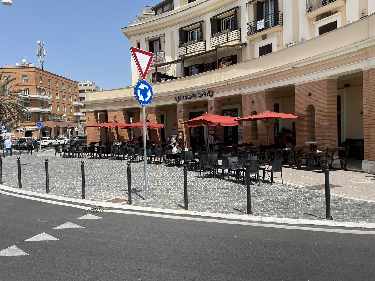 Bella la nuova piazza dei Ravennati a Ostia Lido. Riqualificata; quadruplicati gli spazi pedonali; ridotte le velocità. Ora si attraversa addirittura in sicurezza. #Ostia @francis_rojo_ @StefanoBrinchi