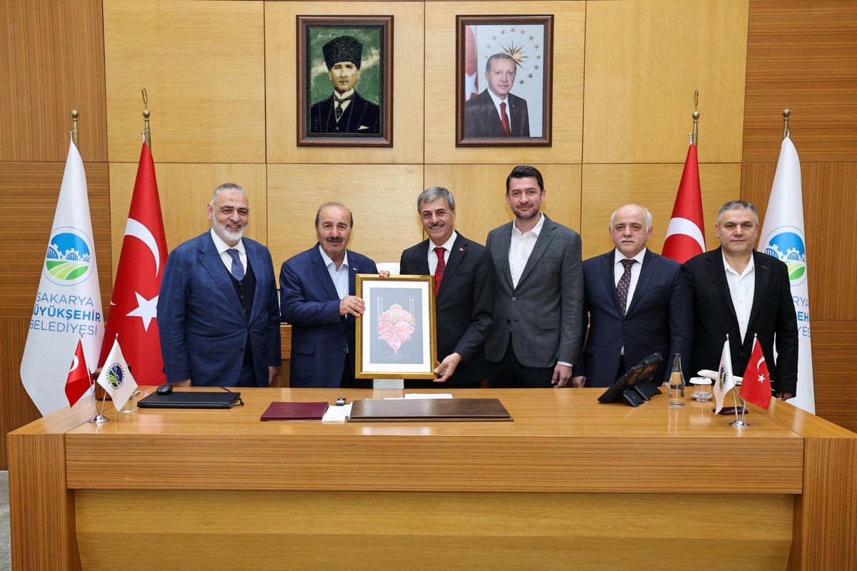 Sakarya Kültür ve Sosyal Yardım Vakfı (SAKVA) Yönetim Kurulu Başkanı Recep Hacıeyüpoğlu ve yönetimini belediyemizde ağırladık. Kıymetli misafirlerimize hayırlı olsun dilekleri için şükranlarımı sunuyor, çalışmalarında başarılar diliyorum.