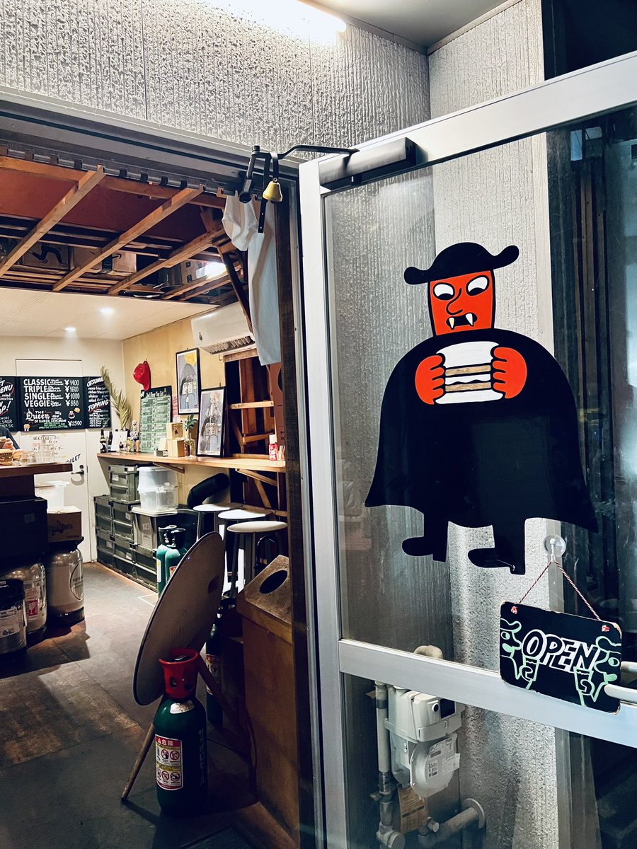 神田駅の路地裏にひっそりと佇むハンバーガーとクラフトビールのお店『Mikkeller kanda』🍔🍻

ハンバーガーは肉肉しくてビールに合うー、MikkellerのBurst IPAはやっぱり美味しい😋

2階3階の飲食スペースへ上がる階段がものすごい急で少しビビります🤣
お客さんは外国人の方が多いですね👀