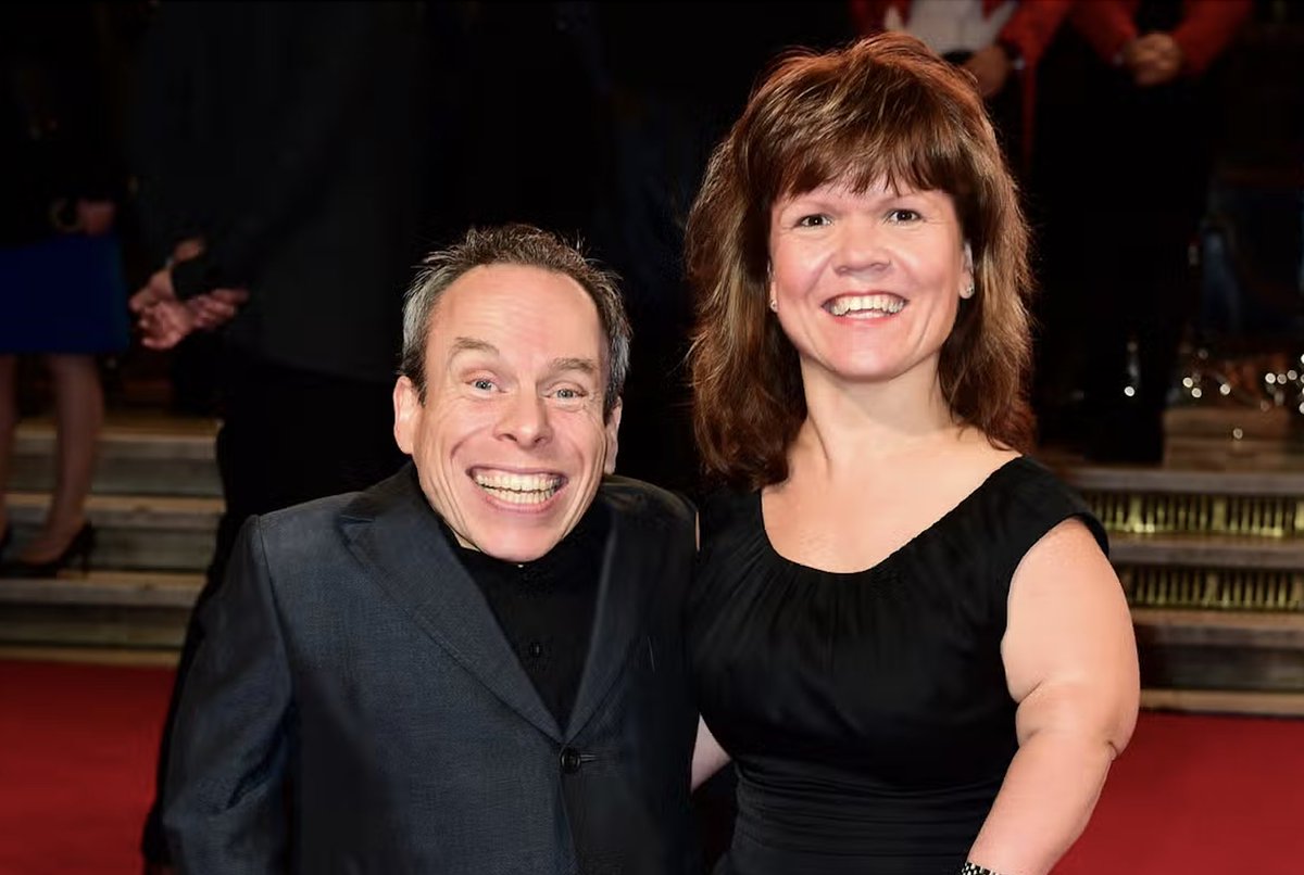 🗣️ 'Sammy was passionate about helping younger members of the dwarfism community, in particular those of school age.' Warwick Davis is fundraising for @LPUKOnline, in memory of his wife, Sammy, who tragically passed away last month. Find out more👇 just.ly/3Ug5esN