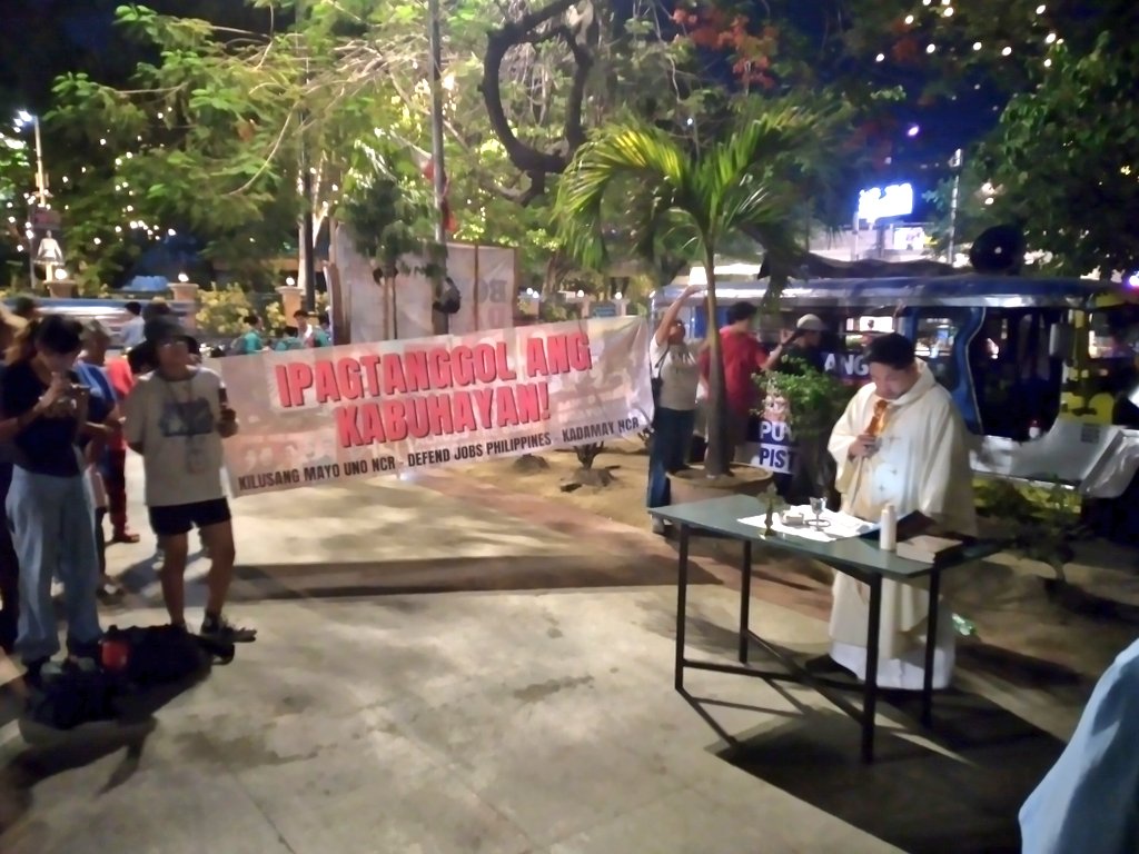 ATM: Banal na misa ngayon sa Liwasang Bonifacio 🙏🏽✊🏽 Tara rito! #NoToJeepneyPhaseout