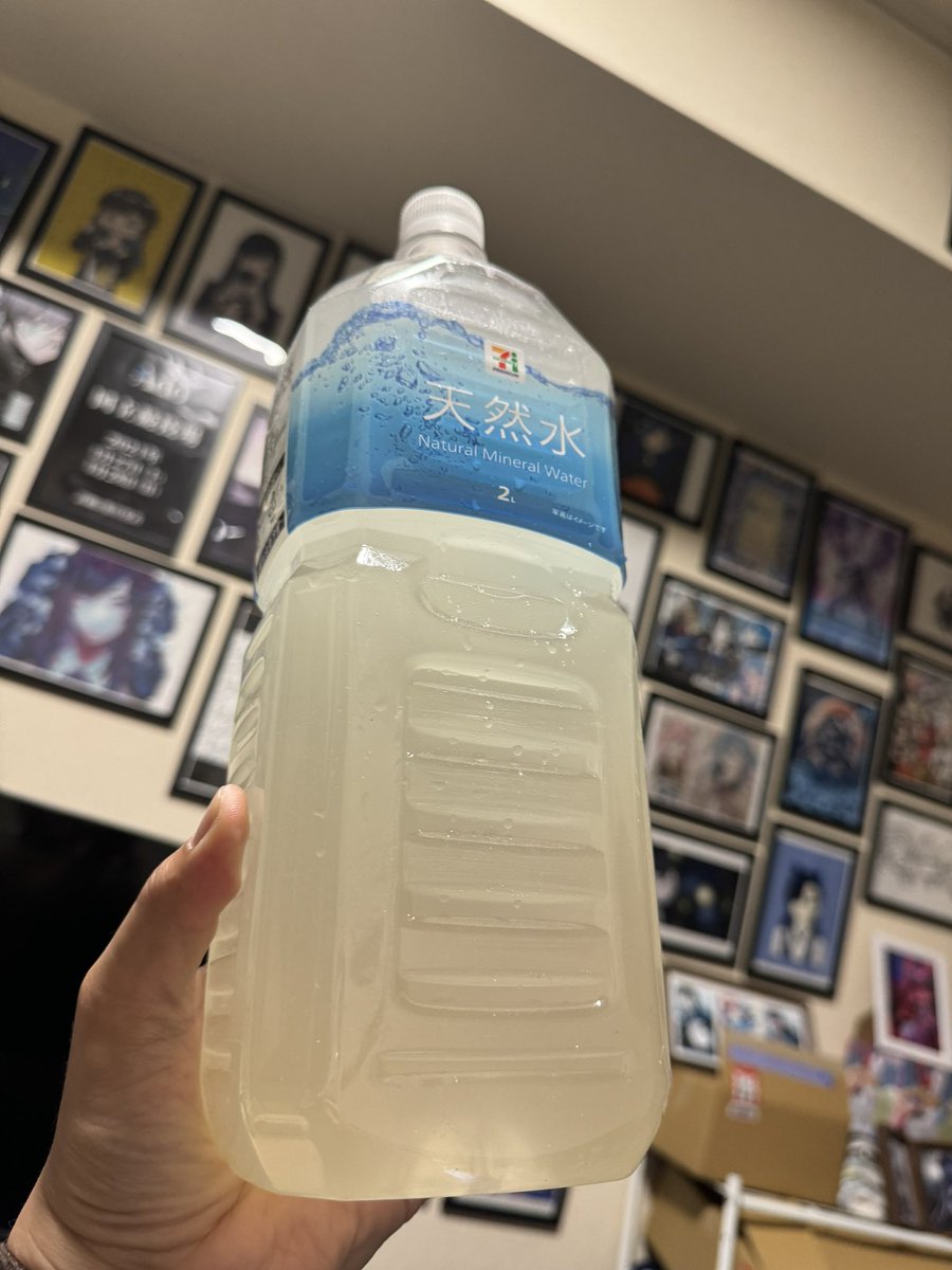 龍角散を水に溶かして飲むといいよーって言われたので
龍角散ののど飴を2Lのお水に溶かしました

合法なやつですか？これは