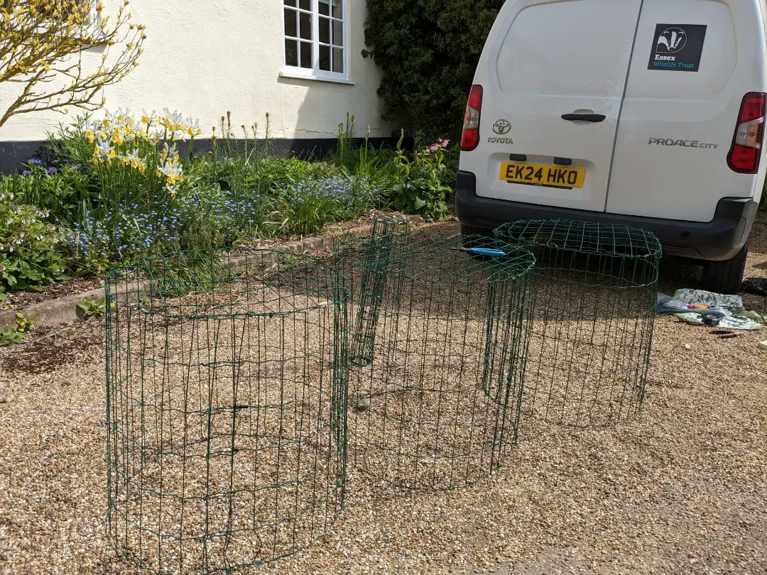 BirdAwareEssex's tweet photo. Making predator safe cages for beach nesting ringed plovers with the @EssexWildlife. These will be used at Colne Point Nature Reserve 🪹🐣🐦🏖

#Essexcoast #essexbeaches💙🦀🌞 #essexseaside @bseaharbour @VisitEssex @stosythpc @BBCEssex @MaldonNubNews @visitmersea @SBrightlingsea https://t.co/vwCvO0hS6e
