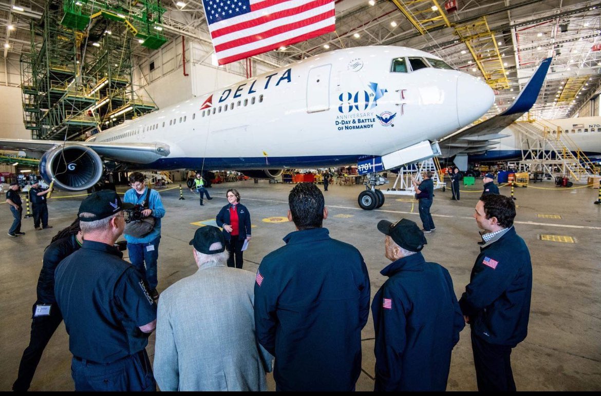 Les derniers vétérans américains découvrent le Boeing 767 de Delta et sa dédicace qui les conduira jusqu’en Normandie pour célébrer les 80 ans du débarquement et de la bataille de Normandie. 🇫🇷🇺🇸 #DeltaAirlines