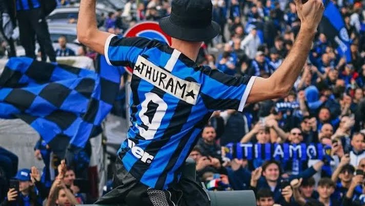 Sulla maglia di Lukaku sovrascrive il nome di Thuram. Ormai i tifosi come il loro presidente non hanno più un centesimo neanche per comprarsi le maglie nuove.