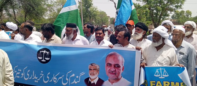 #Layyah: On the appeal by Ameer JI Pakistan @NaeemRehmanEngr , a strong protest is underway outside the DC Office. The demonstrators are demanding the purchase of wheat and the acceptance of legitimate farmer demands. #ظالم_حکمران_مظلوم_کسان