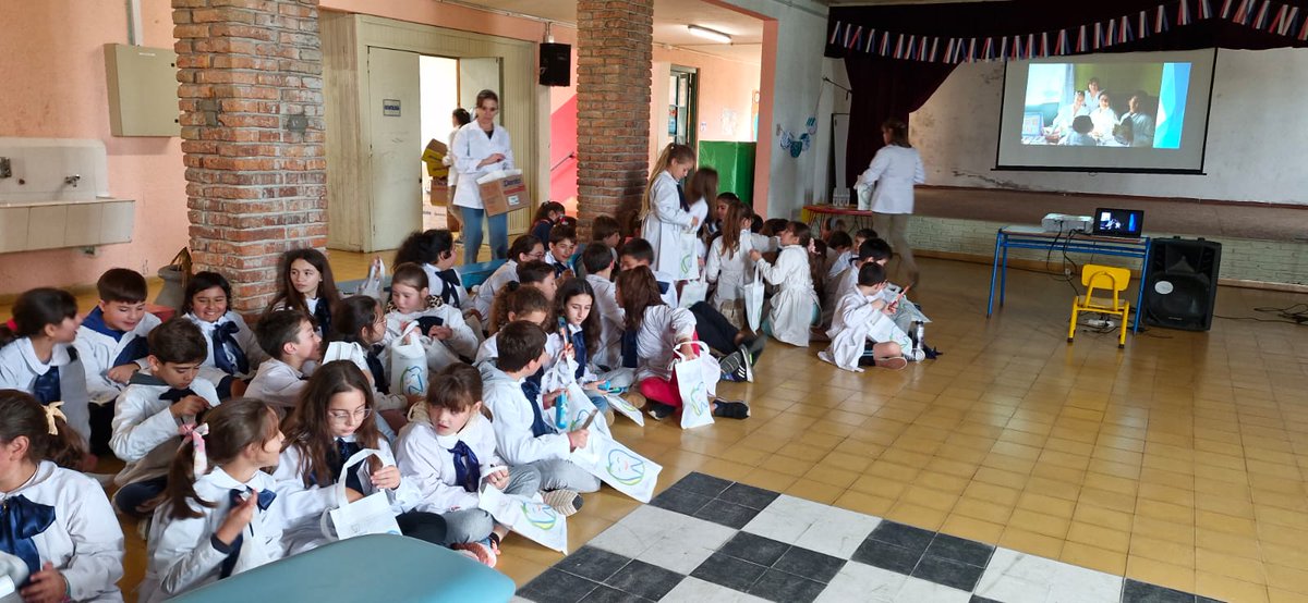 Actividad de #SaludBucal en la escuela N°38 de Sarandí Grande en el depto. de #Florida. 👉Charlas educativas dirigidas a niños y familias, controles odontológicos y entrega de Kits (pastas y cepillos) #Accesibilidad #Descentralización #LaSaludUnDerechoDeTodos💪