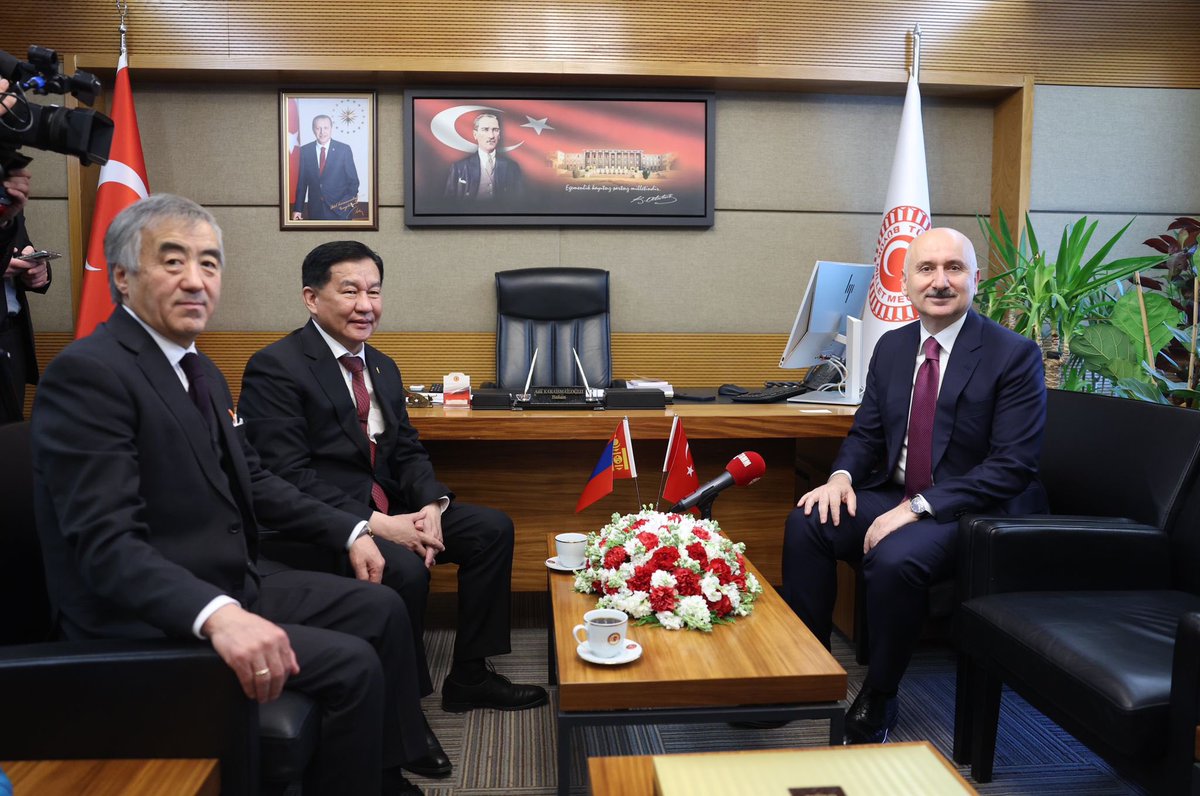 Moğolistan İnşaat ve Kentsel Kalkınma Bakanı Sn. Davaasuren Tserenpil ile TBMM’de bir araya geldik. Konuk Bakan ile tecrübelerimizi paylaşarak Moğolistan ile aramızdaki ilişkilerin daha ileri seviyelere taşınması noktasında karşılıklı müzakerelerde bulunduk. Kendilerine