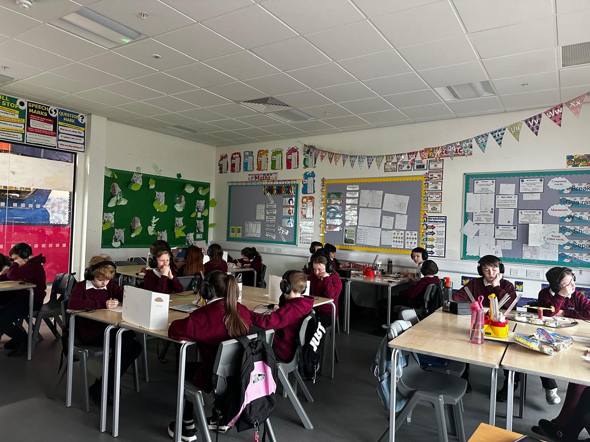 PrimaryHilltop's tweet photo. P5a enjoyed their visit this morning. Thanks you for an enjoyable and informative visit. @visiblefictions @PerfArts_NL #VFTheImpossible #JoinInHaveFunBeCreative https://t.co/QZKwqwXiFW