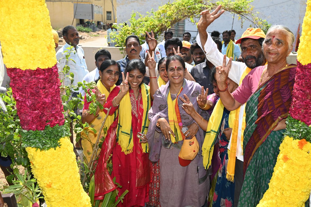 ఈ రోజు కడప నగరంలోని 50వ డివిజన్ లో ఎన్నికల ప్రచారంలో కడప టీడీపీ ఎంఎల్ఏ అభ్యర్థి మాధవి గారు #TDP #Kadapa #KadapaTDP