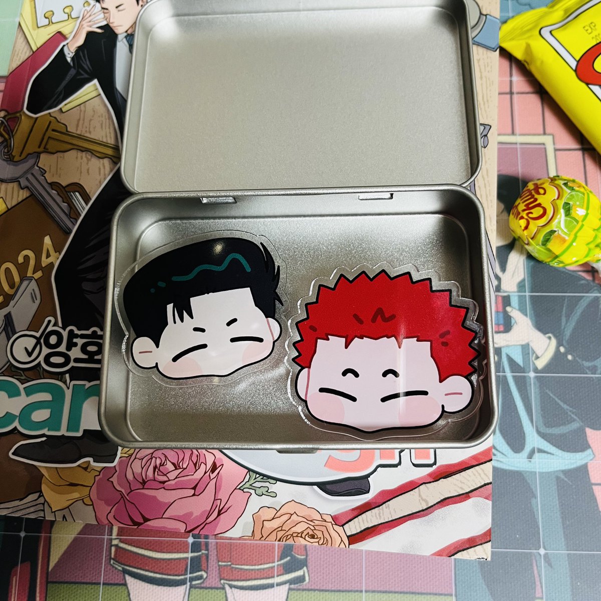 보내주신 틴케이스 잘 받았습니다!! 다양한 직업을 가진 기여운 호열이가 잔뜩 그려져 있어서 너무 좋아요🥹💕 컴팩트한 사이즈라 작은 굿즈들 넣고 다니면 좋을 것 같아요👍 다시 한번 멋진 게북 만들어주시고 즐거운 이벤트 열어주셔서 감사합니다!! 오래오래 행복하게 호백해요😆🥰