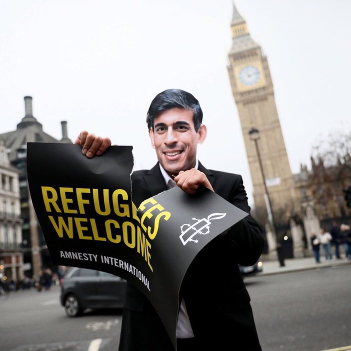 UK and Irish governments are pointing fingers at each other when they should be addressing the asylum claims of people fleeing persecution. #RefugeesWelcome - joint statement by @AmnestyUK @AmnestyIreland: amnesty.org.uk/press-releases…