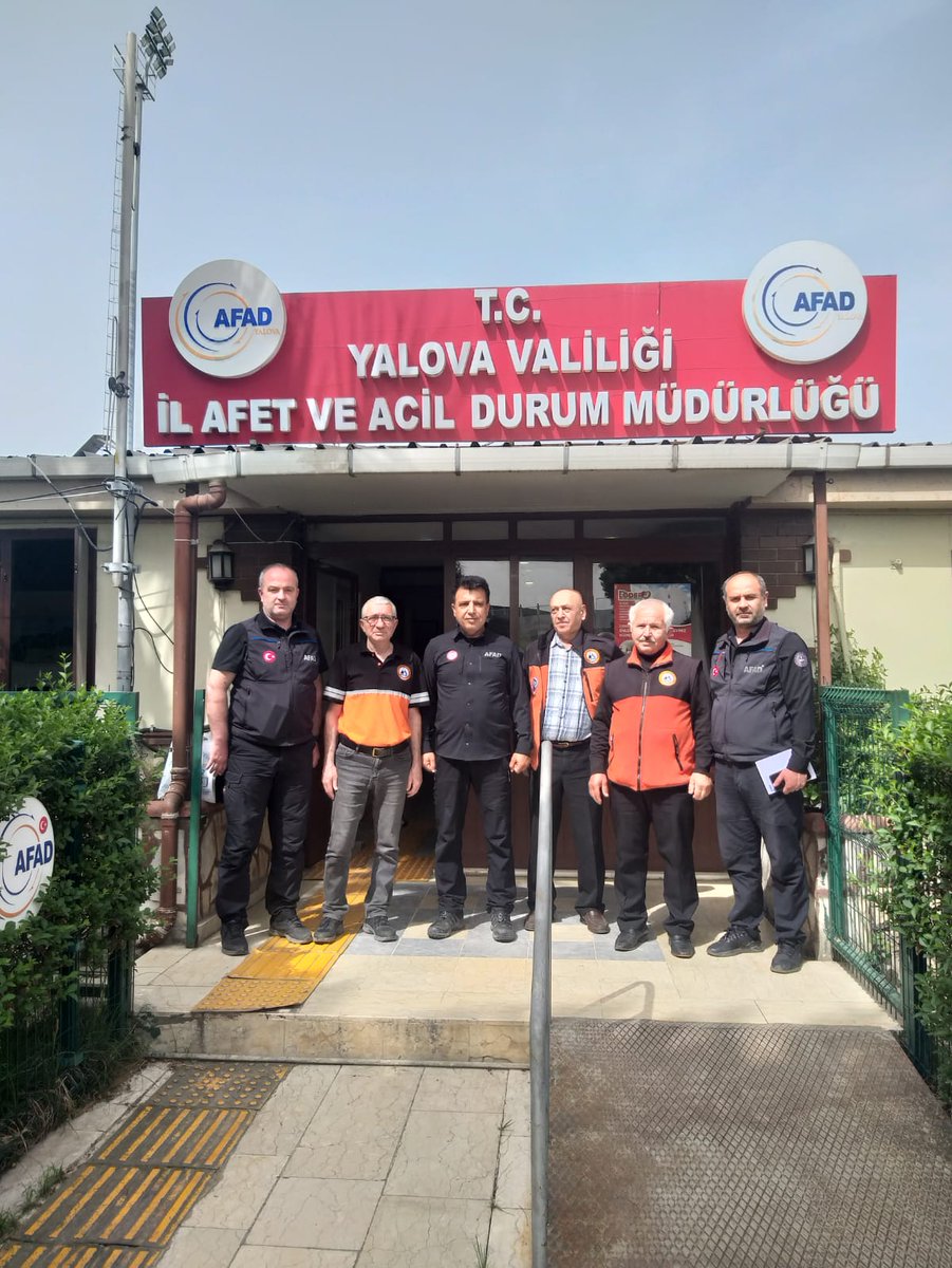 Yalova MAG-DER Başkanı Sabri KARAÇAM ve ekibi, İl Müdürümüz Sn. Cem ERDOĞAN'a hayırlı olsun ziyaretinde bulundular. Nazik ziyaretlerinden dolayı kendilerine teşekkür ederiz. @YalovaMAG