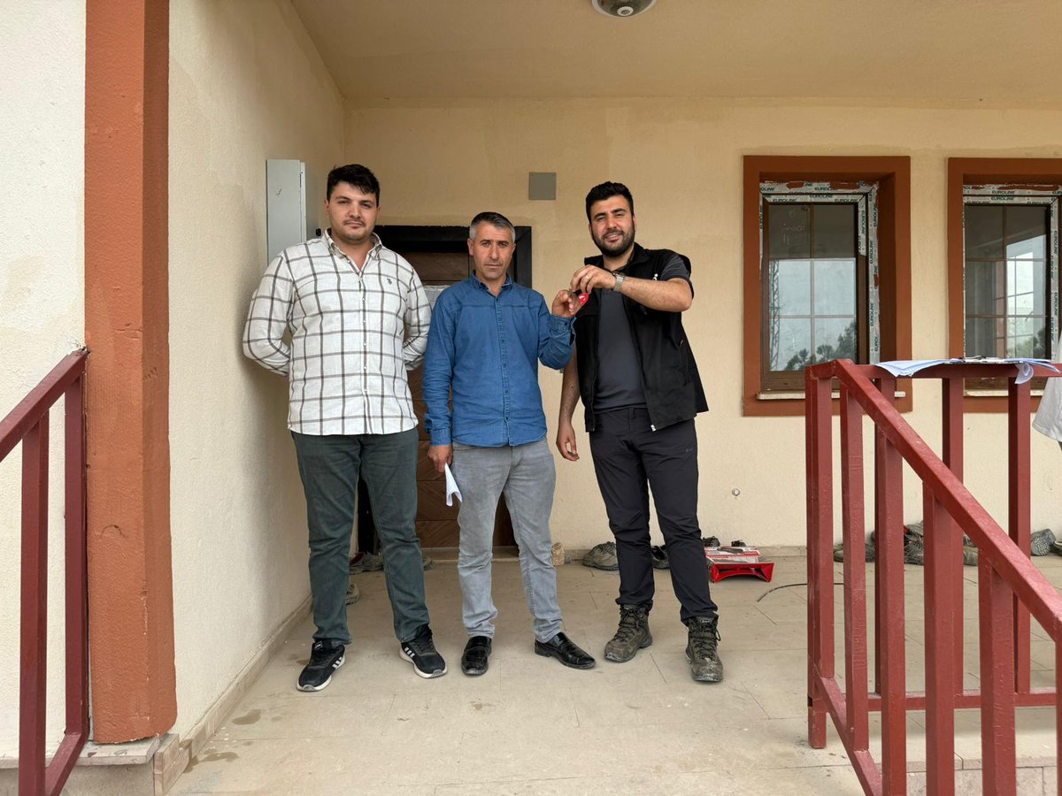 📍Kahramanmaraş merkezli 6 Şubat 2023'teki depremlerin etkilediği Türkoğlu ilçesinde tamamlanan köy evlerinin depremzede hak sahiplerine teslimi sürüyor. Bu kapsamda Özbek ve Kadıoğlu Çiftliği Mahallesinde ki hak sahibi vatandaşlarımıza anahtarları teslim edildi.🇹🇷 @AFADBaskanlik