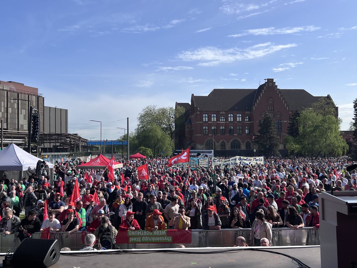 15.000 Stahlarbeiter heute bei Thyssenkrupp. Wir stehen an Euer Seite. Stahl ist eine Schlüsselindustrie in Deutschland. Es ist die Stunde der Mitbestimmung. Lösungen müssen verhandelt werden. Niemand hat etwas gegen neue Investoren. Aber sie müssen ihre Interessen klar benennen.