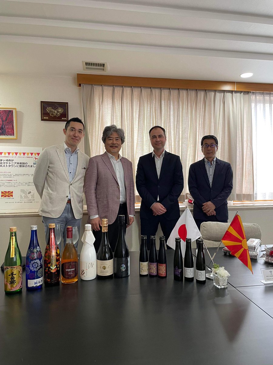 日本とマケドニア国交30周年をロゴ入りTシャツで日本酒乾杯！