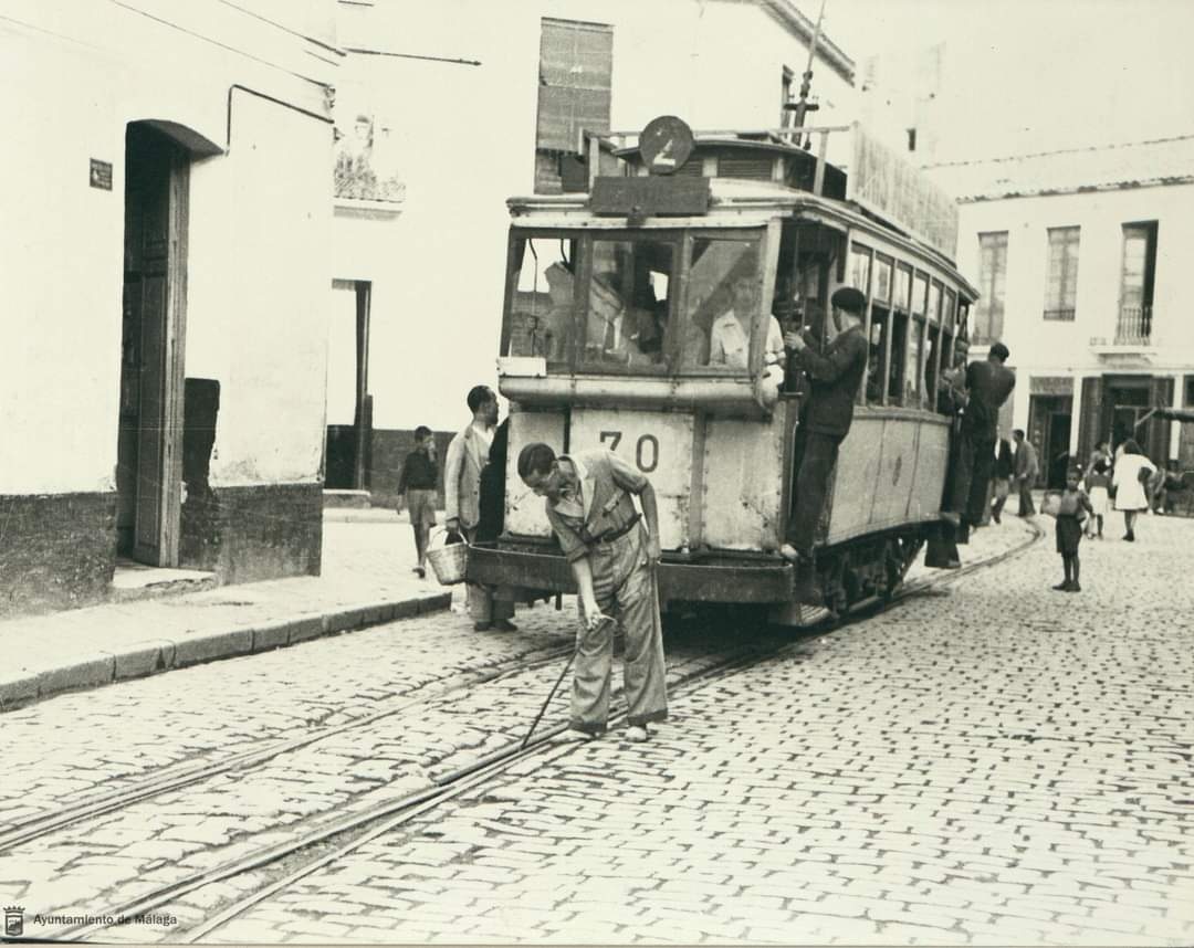 Los tranvías fueron muy populares en Málaga desde finales del XIX hasta su desaparición en el año 1961 Sus antecedentes eran los tranvías de 'tracción de sangre' tirados por animales y que fueron sustituidos por los eléctricos *Tranvía calle Cruz del Molinillo. Años 40 s.XX