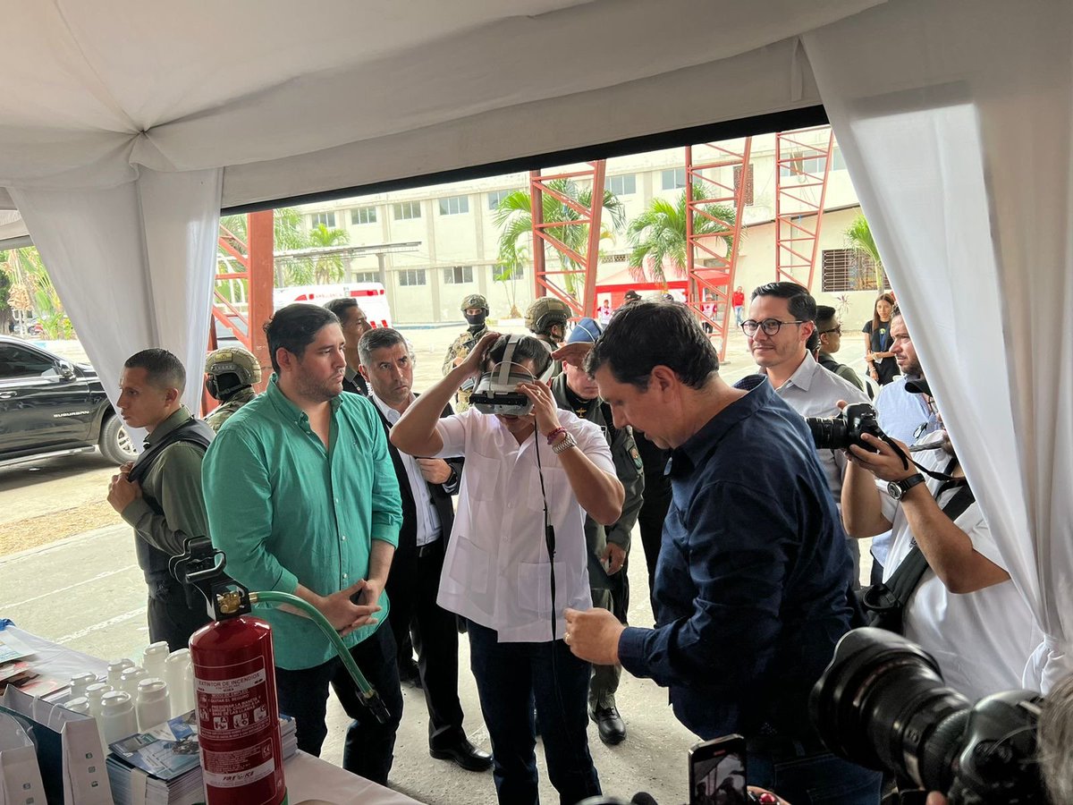 El presidente de Ecuador con las gafas de RV de Ludus!🥽 Nuestros clientes de Ecuador, el Instituto Superior de Formación @U_Formacion le puso las gafas al actual presidente. Una herramienta que ha aterrizado para potenciar las capacitaciones #HSE🚀 hubs.ly/Q02vvQ0c0