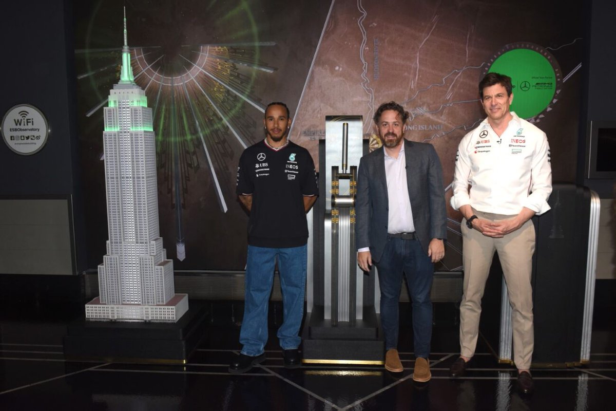 Mercedes together with Whatsapp launches its race car emoji at the Empire State Building in New York. Details plus photos/video included: formularapida.net/en/mercedes-to… #F1 #MiamiGP | @MsportXtra
