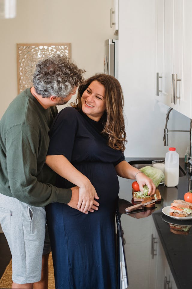 A balanced diet during pregnancy can significantly reduce the risk of preterm birth. Our latest #ResearchNews dives into the recommendations to implement omega-3 fatty acid intake into daily pregnancy diet. Find out more: efcni.org/news/omega-3-n… ©Pexels