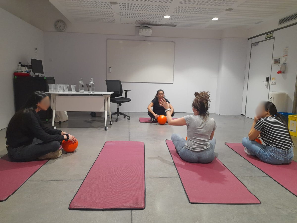 La setmana passada les usuàries del projecte #AtencióDonesCRSalut van rebre un taller d’autodefensa impartit per una de les nostres voluntàries. Saber protegir-se davant situacions de violència empodera les dones i les fa sentir més segures a la feina i a la vida en general