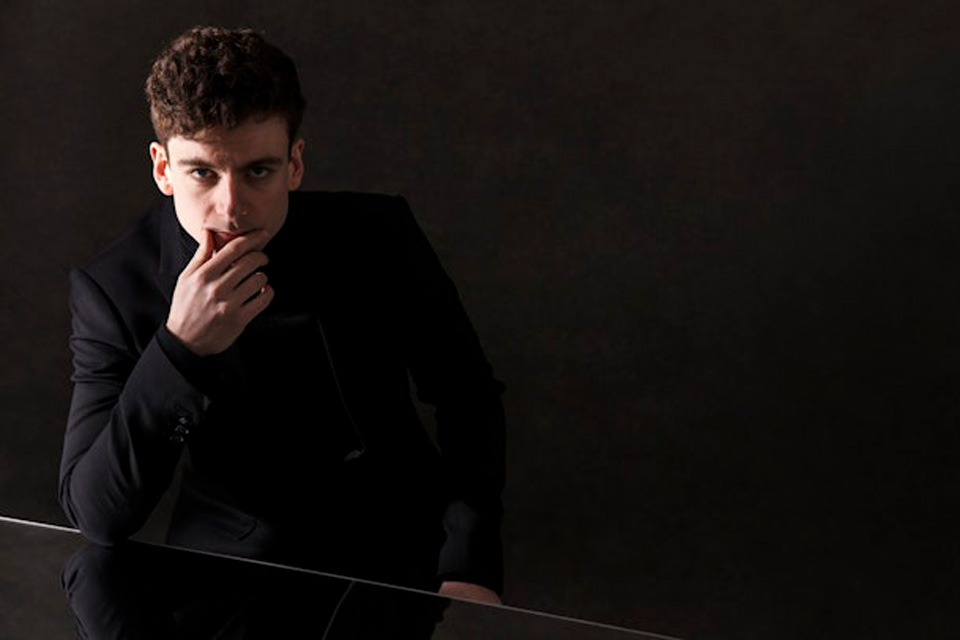 Tomorrow at 1pm, RCM alumnus & former recipient of the Benjamin Britten Piano Fellowship @UllmanAlexander performs a virtuosic programme of Beethoven and Chopin in the second concert of our summer Wigmore Hall series. Don’t miss it: bit.ly/rcm-wigmoreser…