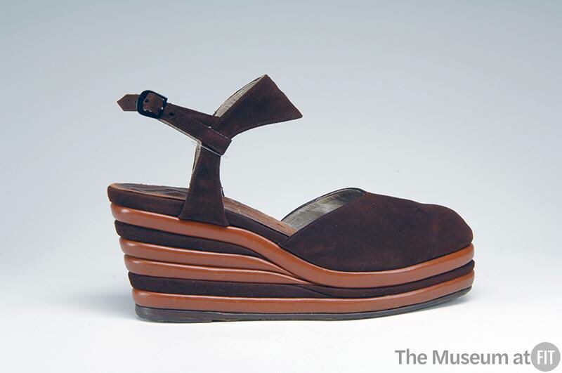 Tuesday shoes. Rust kid & brown suede platform wedge designed by Roger Vivier (1913-1998), France, 1944-5. Details here @museumatFIT collections: fashionmuseum.fitnyc.edu/objects/103498… #shoes #1940s #dresshistory #fashionhistory