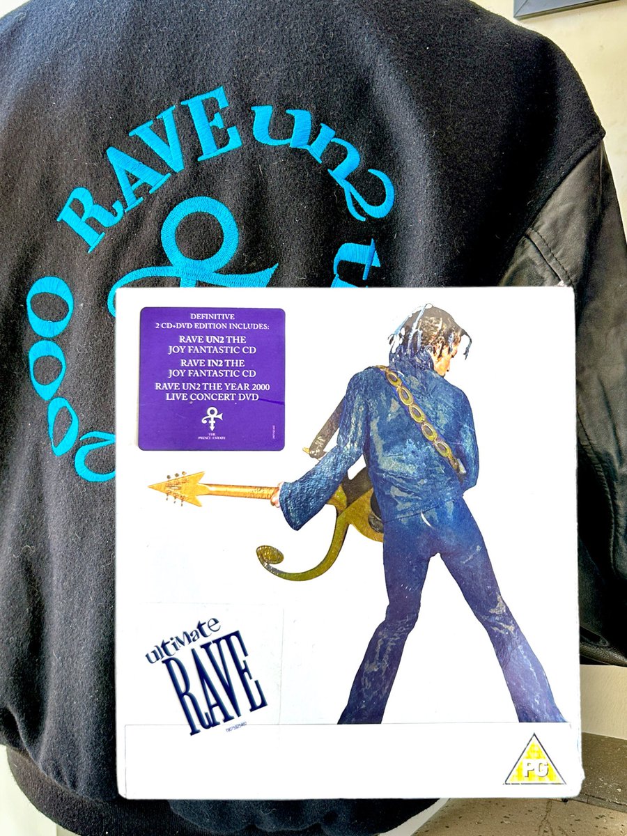 April 30th 2001 – First copies of Rave In2 The Joy Fantastic arrive with #NPGMusicClub members 💙The 2019 reissue contains BOTH the Rave Un2 AND the Rave In2 albums on CD as well as the Rave Un2 The Year 2000 #PaisleyPark New Years Ever show on DVD 
princeshop.online/search?type=pr…*…