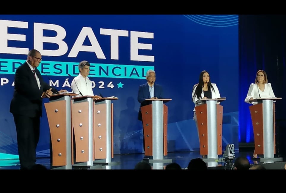 La Universidad de Panamá vuelve a hacer docencia ciudana. En la noche de ayer los candidatos a vicepresidente de la República debatieron sobre el tema Educación, uno de los máximos retos para el periodo 2024-2029. Este evento se relizó en campus Harmodio Arias Madrid de la UP.