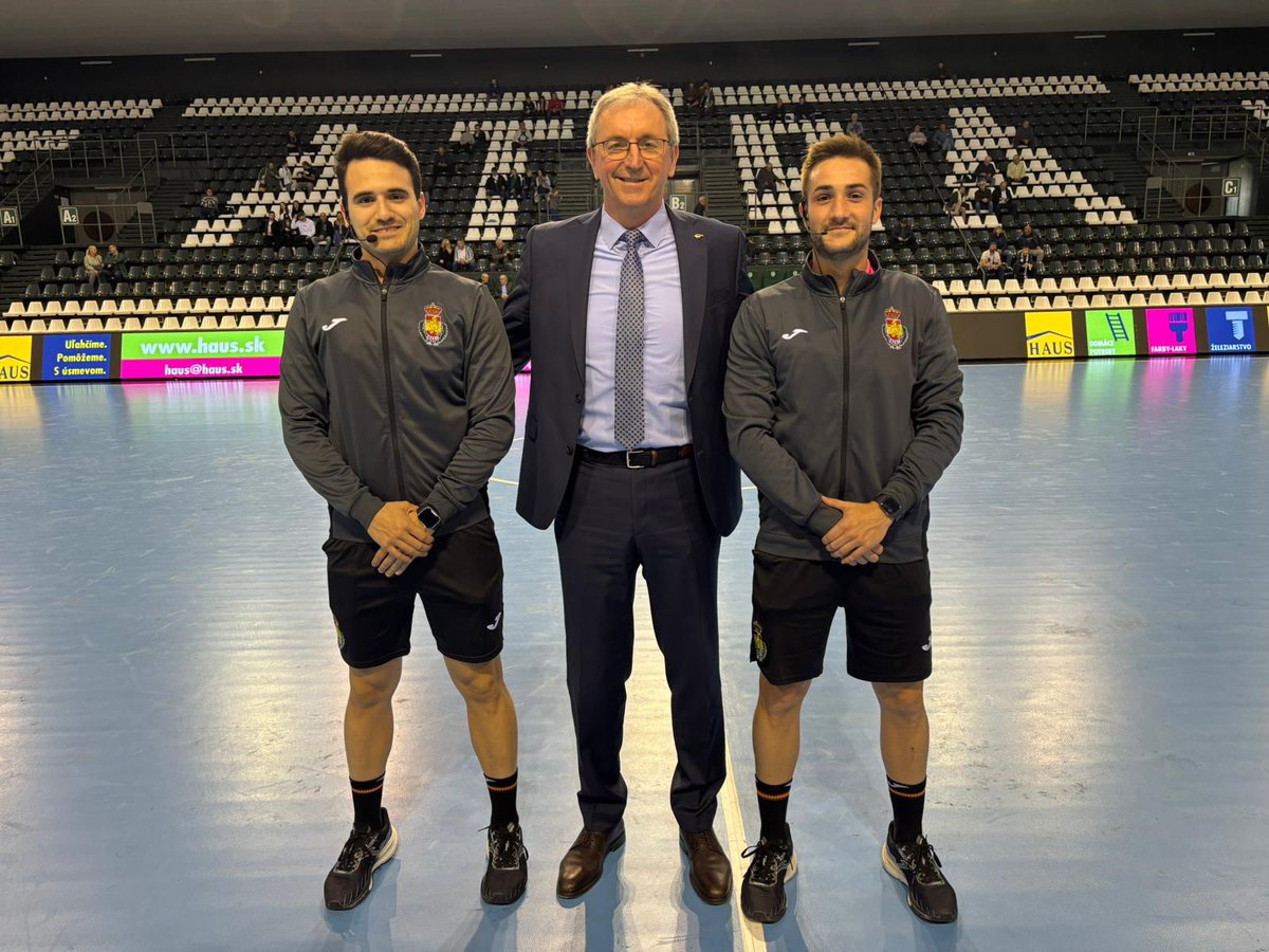 📷 Seguim treballant! Els àrbitres catalans Albert Pérez i Daniel Toro estan gaudint d'un intercanvi arbitral a Eslovàquia.

🙌 Bona feina!

#HandbolCatalà