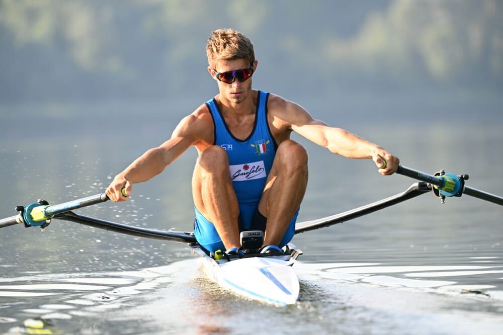 🥇Congratulazioni al #Carabiniere Niels Alexander Torre che ha conquistato la Medaglia d'#Oro ai Campionati Europei di #canottaggio di Szeged in Ungheria, specialità singolo pesi leggeri. 🛶 Complimenti dalla #Difesa! 👏