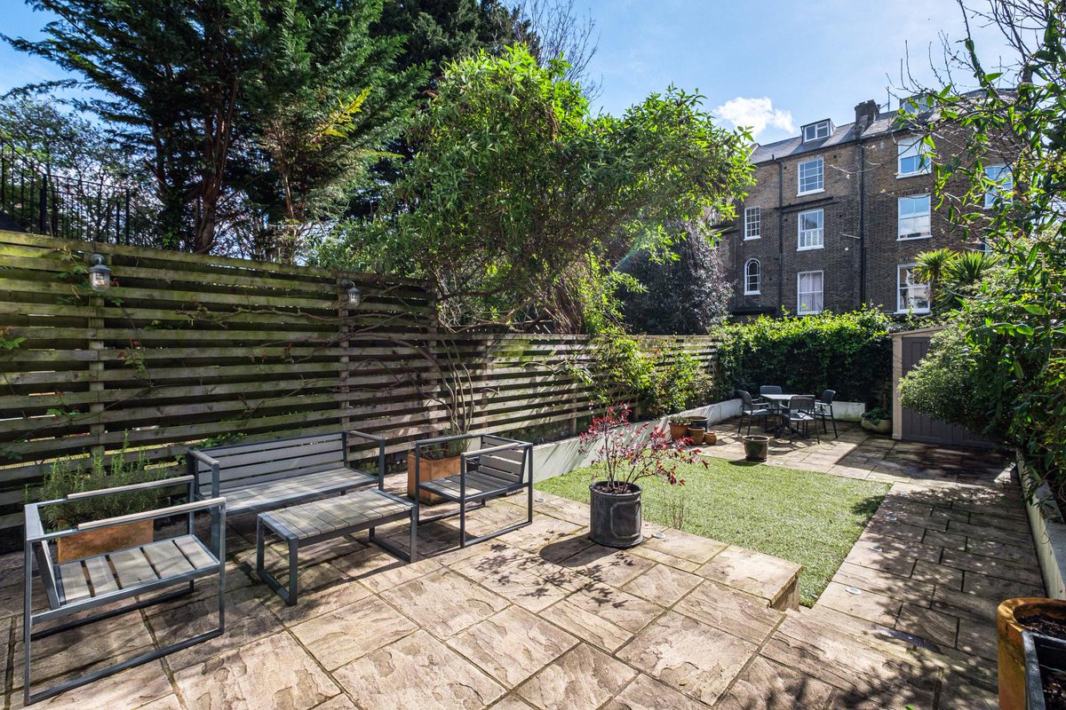 This stunning Victorian home boasts three bedrooms and is conveniently situated near De Beauvoir's amenities. With its bright and airy interior, this residence offers a charming ambiance. @Chestertons 📍How much? £2.5m 📍Where? Islington, London 🔗onthemarket.com/details/146415…