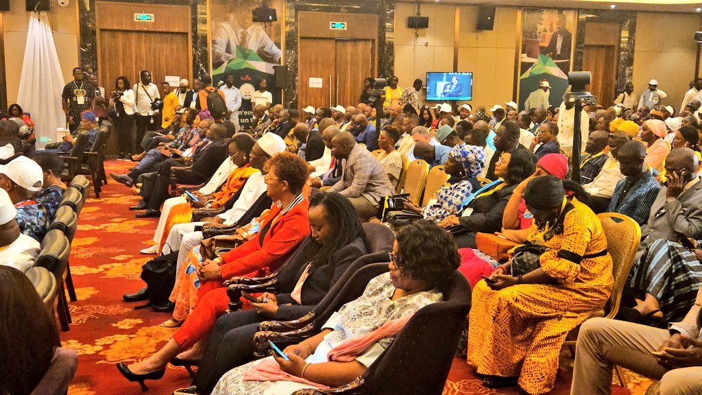 La #Guinee fête le #1erMai sous le signe du #DialogueSocial dont les enjeux et défis sont débattus dans un panel de haut niveau.

#LucGregoire représente @OnuGuinee et plaide pr une transition qui renforce le cadre normatif en faveur des populations surtout les plus vulnérables.