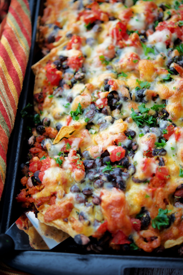 Chourico Nachos made with crispy lime tortilla chips topped with Portuguese chourico, black beans, tomatoes and a mixture of four cheeses. RECIPE--> carriesexperimentalkitchen.com/chourico-nacho… #nachos