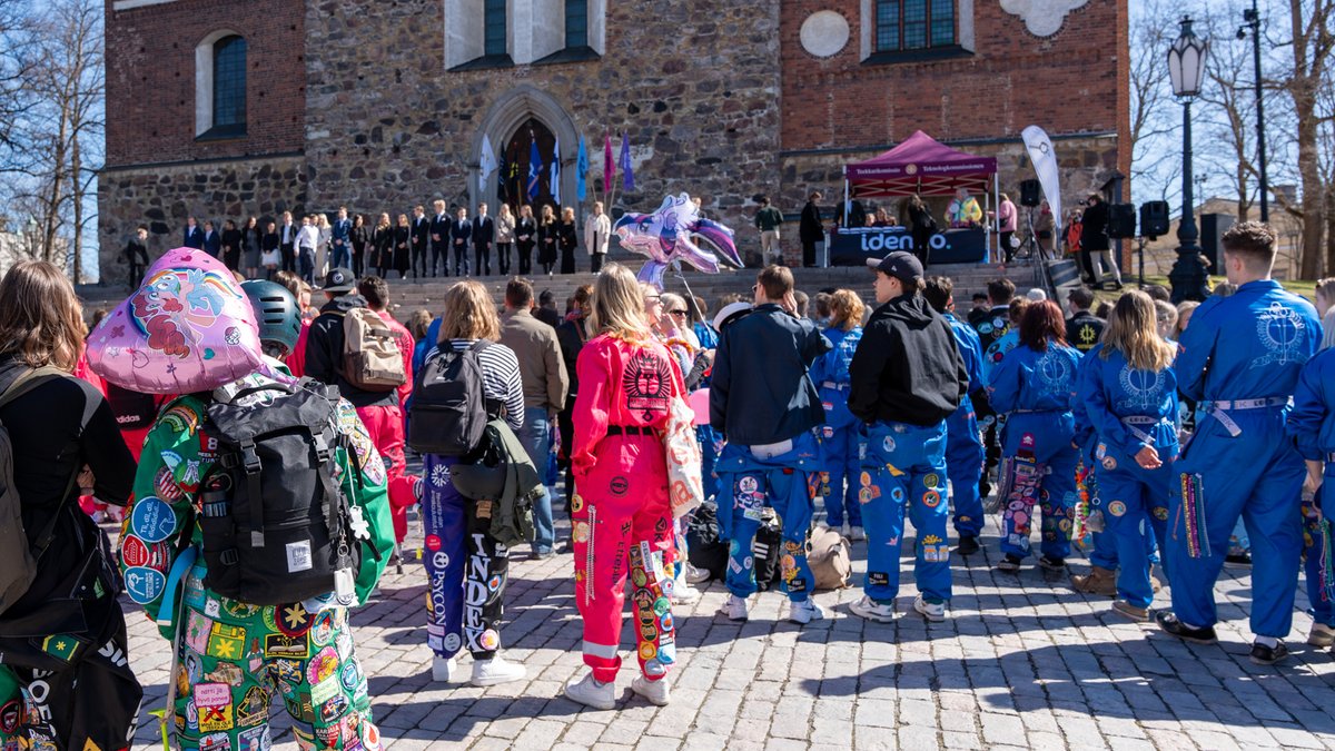 Wappuaattona teekkarifuksit saivat tutun tupsulakkinsa turkulaisten teekkareiden yhteislakituksessa. 🎈 🎉 

Mukana lakituksessa oli kahdeksan kiltaa Turun yliopistosta ja Åbo Akademista. 

Onnea kaikille lakkinsa ansainneille fukseille!  🥳🥂