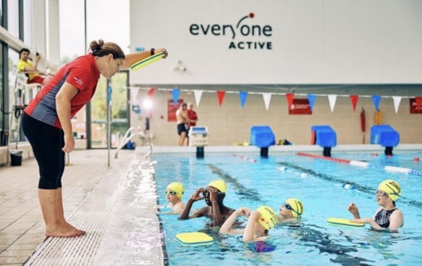 🏖️ Being able to swim safely at the beach with family and friends or confidently take your children to the local pool 🏊 These are only possible thanks to the amazing support from swimming teachers 👏 Find out how you can start your journey to becoming a swimming teacher!