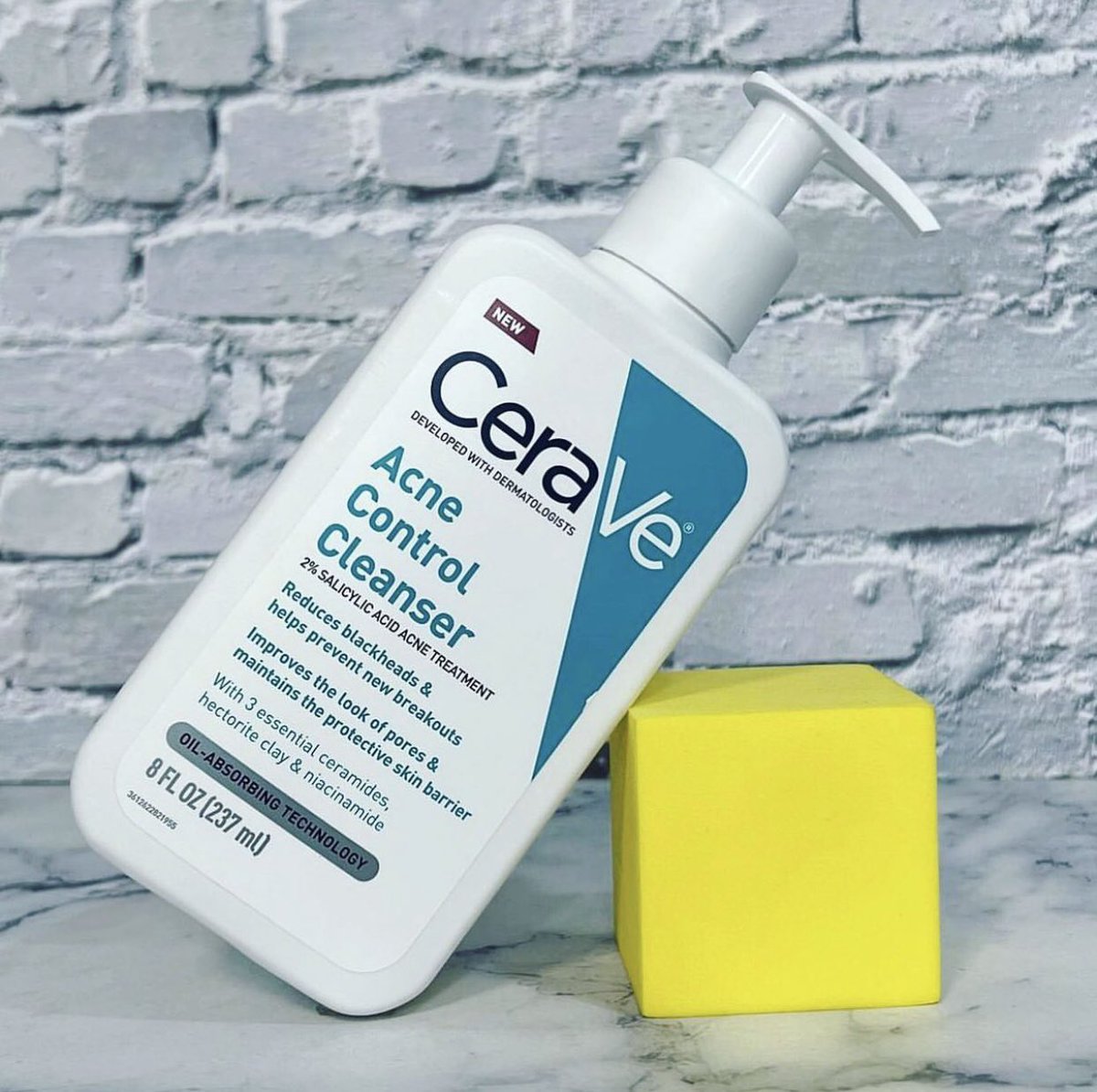 This or that? Face wash Edition👍🏽 Which is more effective in treating your acne? Like ❤️ for panoxyl Retweet for Cerave. Panoxyl- N23,500 Cerave- N21,000 Nationwide Delivery 📦 This. Or. That
